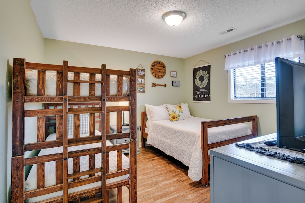 Branson Condo w/ Views - Near Silver Dollar City! view 4