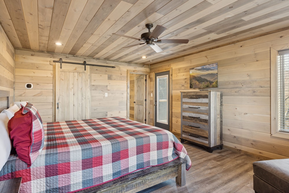 Treehouse Lodge 5 Bedroom Cabin by RedAwning view 5