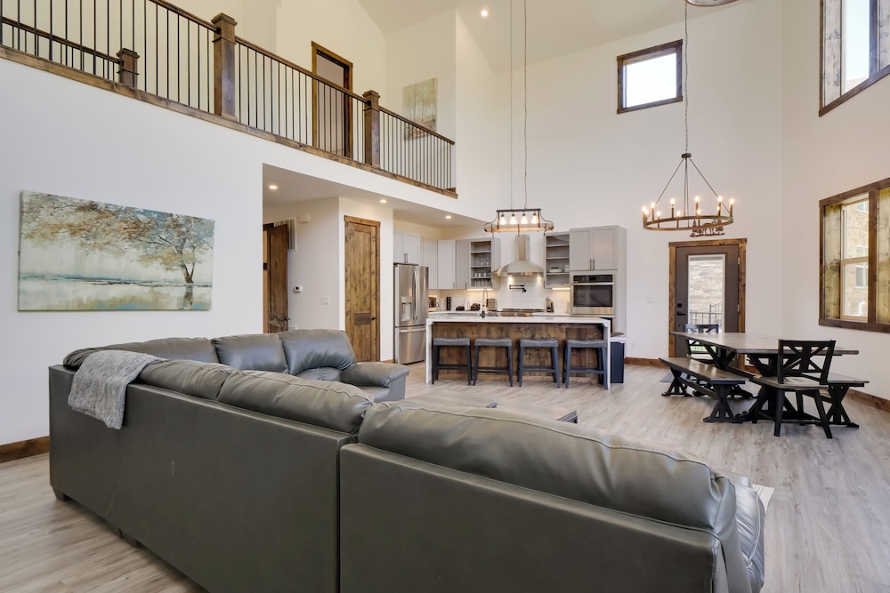 Hot Tub, Pool Table & Fireplaces: Blue River Gem