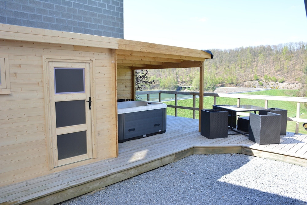 Lake-view Apartment With Sauna, hot tub