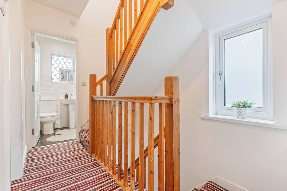 Beautiful 5 Bedroom Home in Coventry 14min to NEC