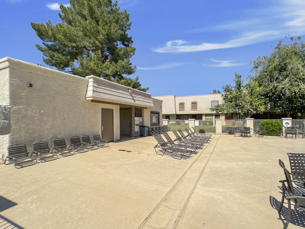 Southwest Splendor 2BR Tempe Townhome view 5