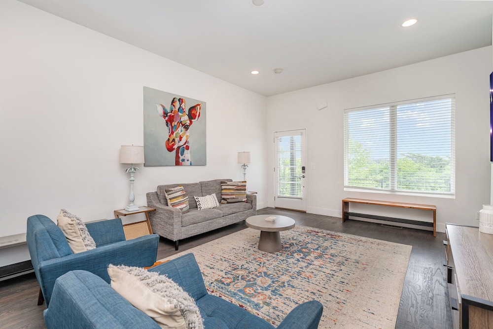 Jade - Private Patio and Balcony - Near Germantown