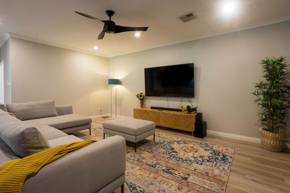 Spacious 4 Bedroom Family Home With Patio and BBQ
