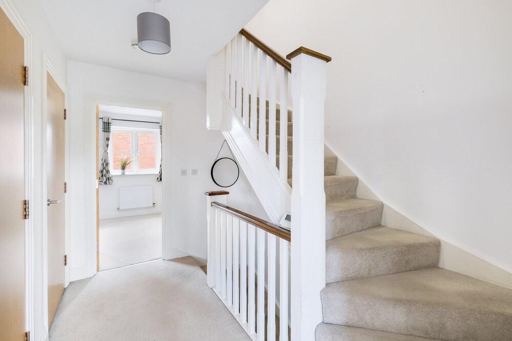 Foxherne 6 Bed & 3 Bath Serviced Hse -20