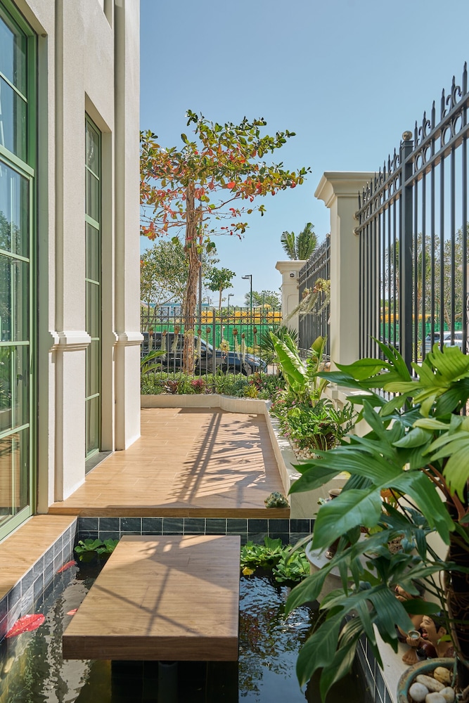 Luxury 4 bedroom Solar Villa