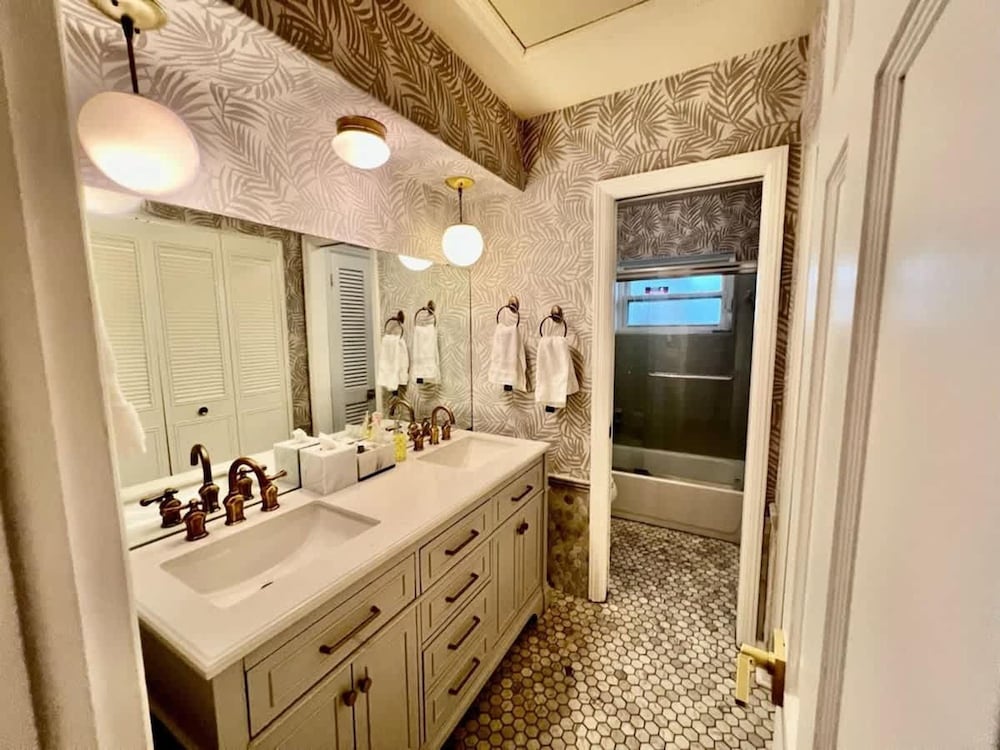Luxurious Gem Near Disney Workspace Movie Room
