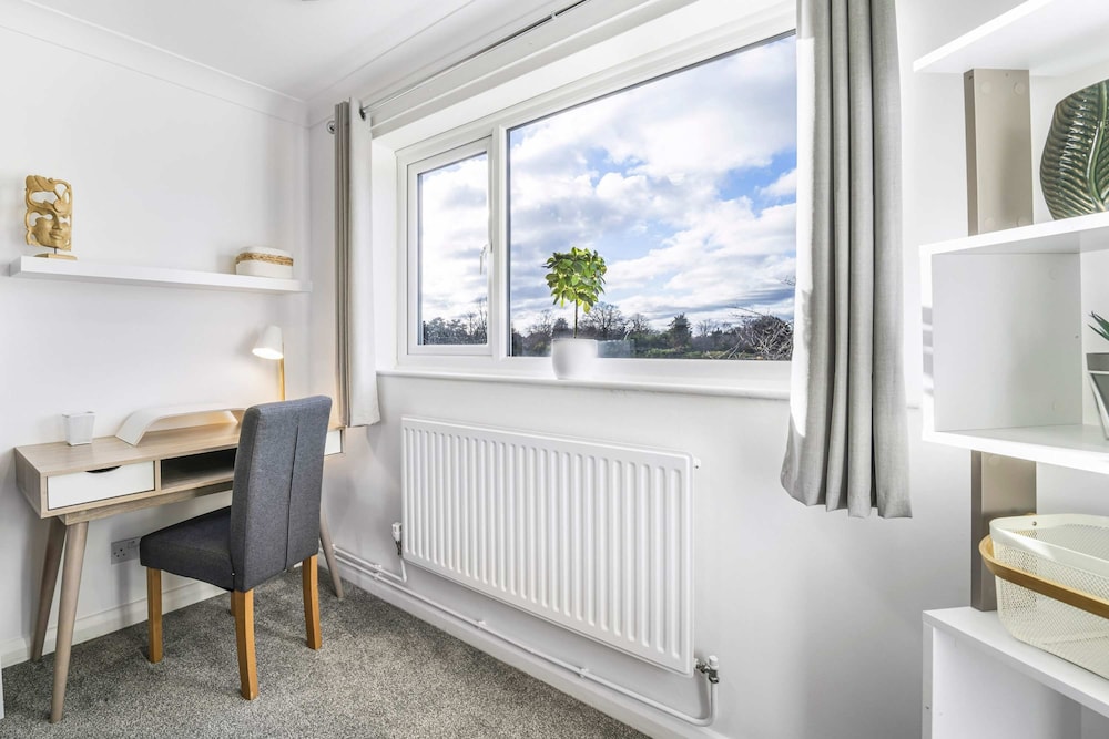 Elegant 4BR House Near City Centre Angus Suites