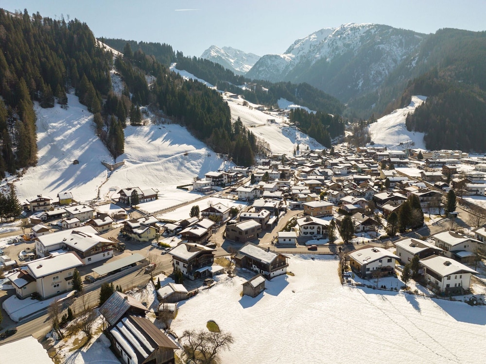Apartment in Hollersbach Near Ski Lift