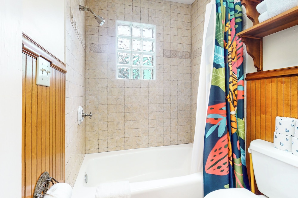 1BR Home - Colorful Cottage w/ AC, W & D, Dogs OK