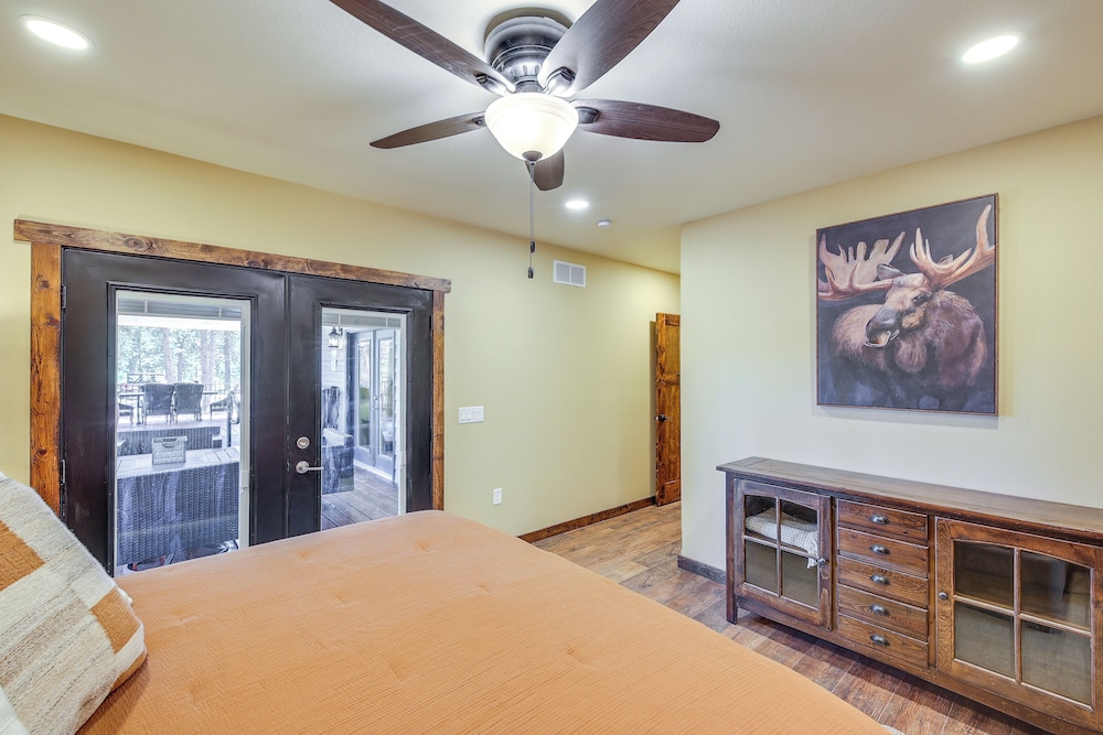 Black Hills Vacation Lodge: Deck & Fire Pit!