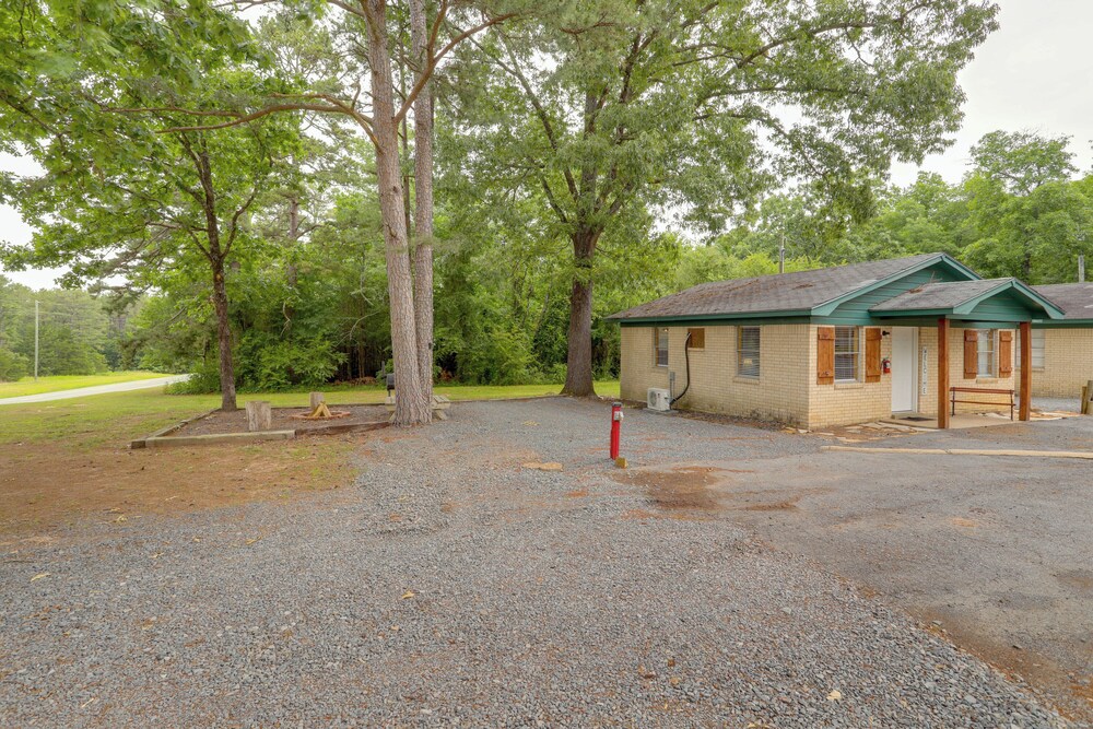 1 Mi to Greers Ferry Lake: Cabin w/ Pool Access