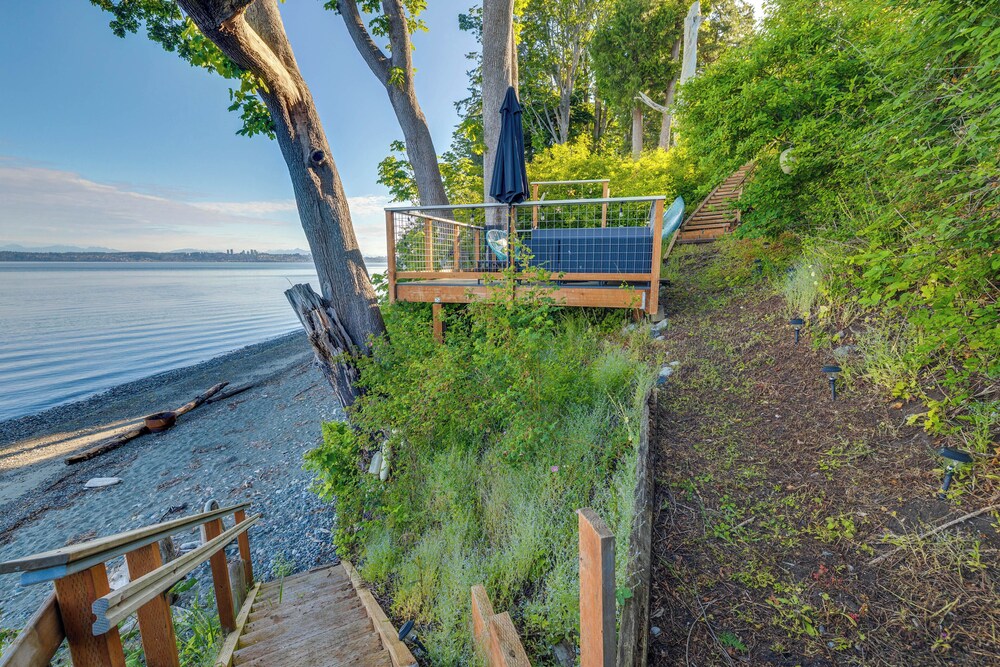 Stunning Semiahmoo Bay Views: Spacious PNW Home