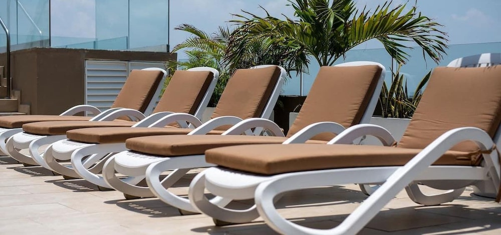 1 Br. W/5th Avenue View Steps From the Beach