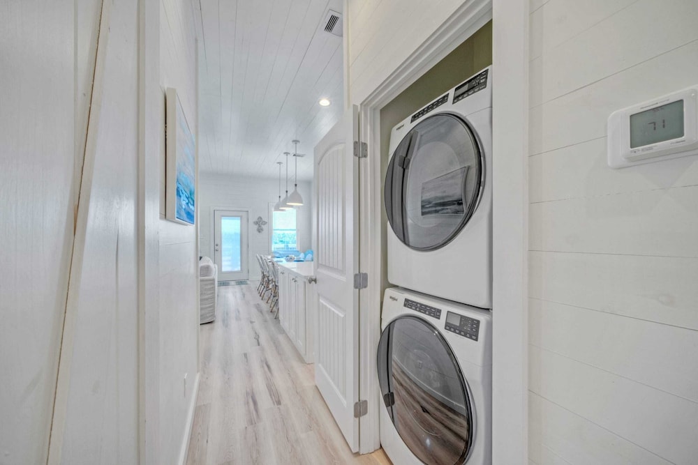 2 Homes, Sleeps 22 2 Private Pools, Firepit, Steps to Beach Boardwalk Access