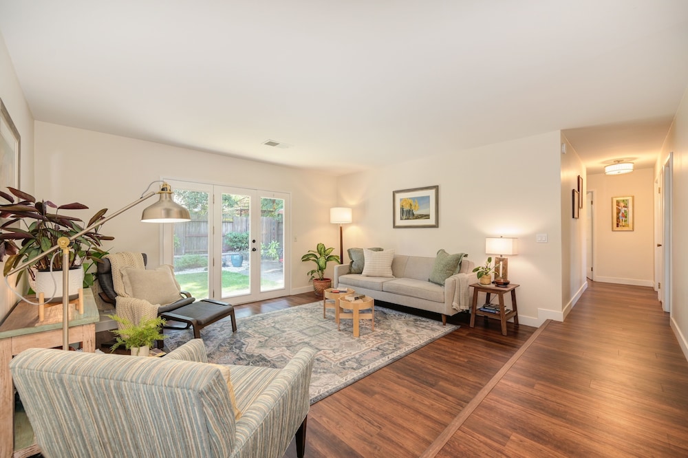 Family-friendly Getaway Near Slide Hill Park 3 Bedroom Home by RedAwning - Property Image 10