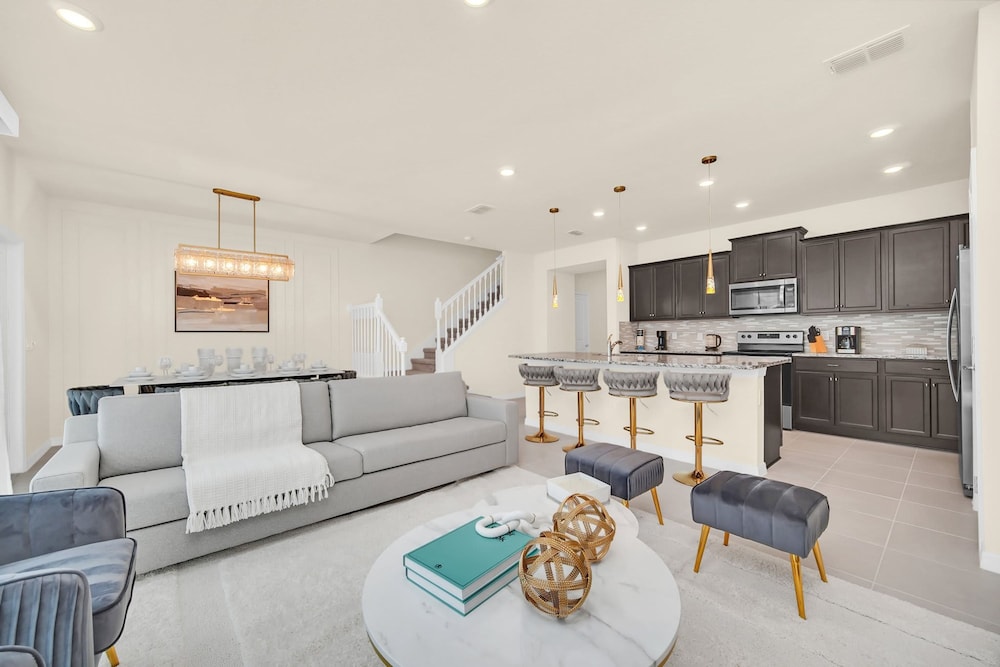 Stylish 5BR Home With Mickey Cars Rooms