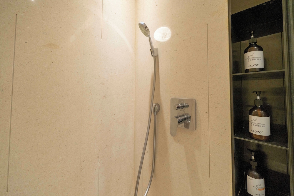 Zhome-Three Bedroom Luxury Suite2