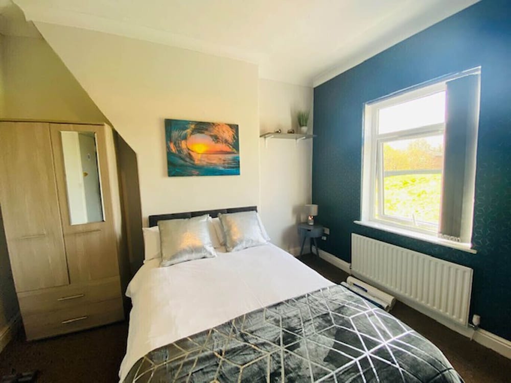 Townhouse @ 110 Etruria Vale Road Stoke view 2