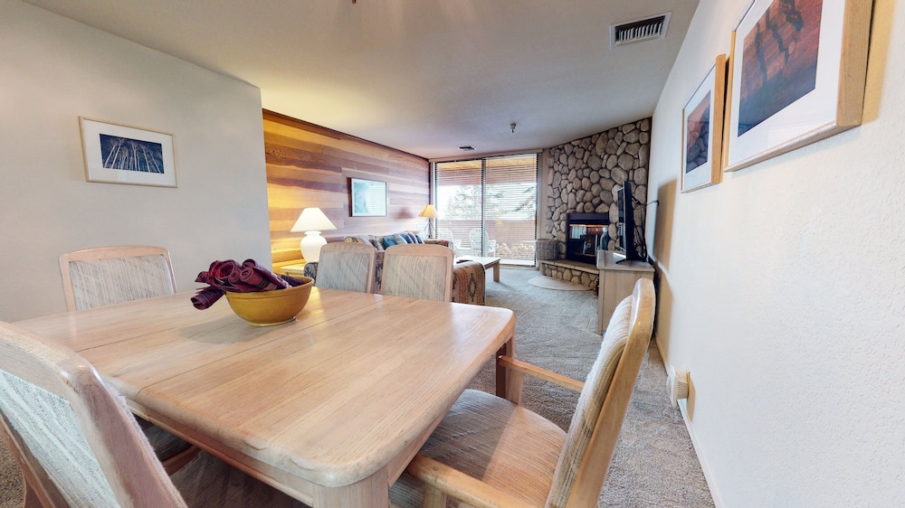 Bridges 105 Pet-Friendly. Ski-in Ski-out Condo with Beautiful Mountain Views and Private Washer Dryer by RedAwning
