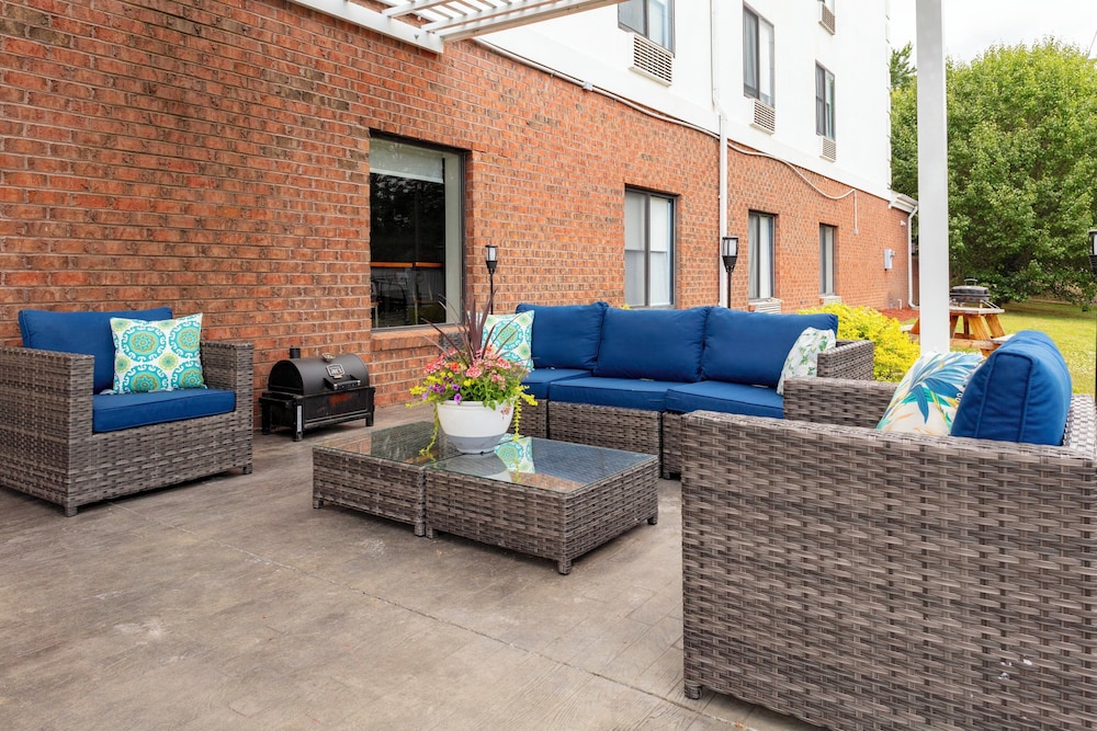 Roanoke Rapids Vacations - Holiday Inn Express  Suites Roanoke Rapids SE, an IHG Hotel - Property Image 21