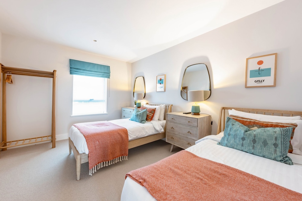 Porth Beach Villa