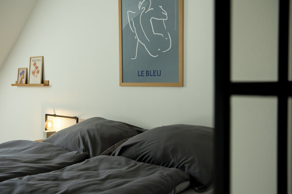 Moderne Stadt Zimmer mit eigenem Bad
