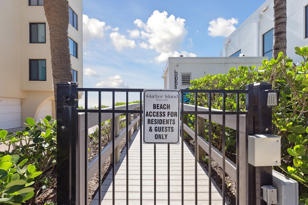 475 Strand Dr