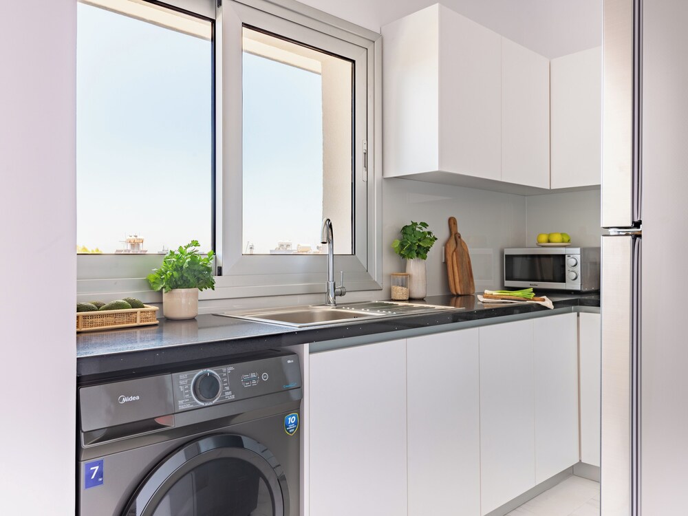 Sanders Cruise - Lovely 1-bdr Apt With Balcony