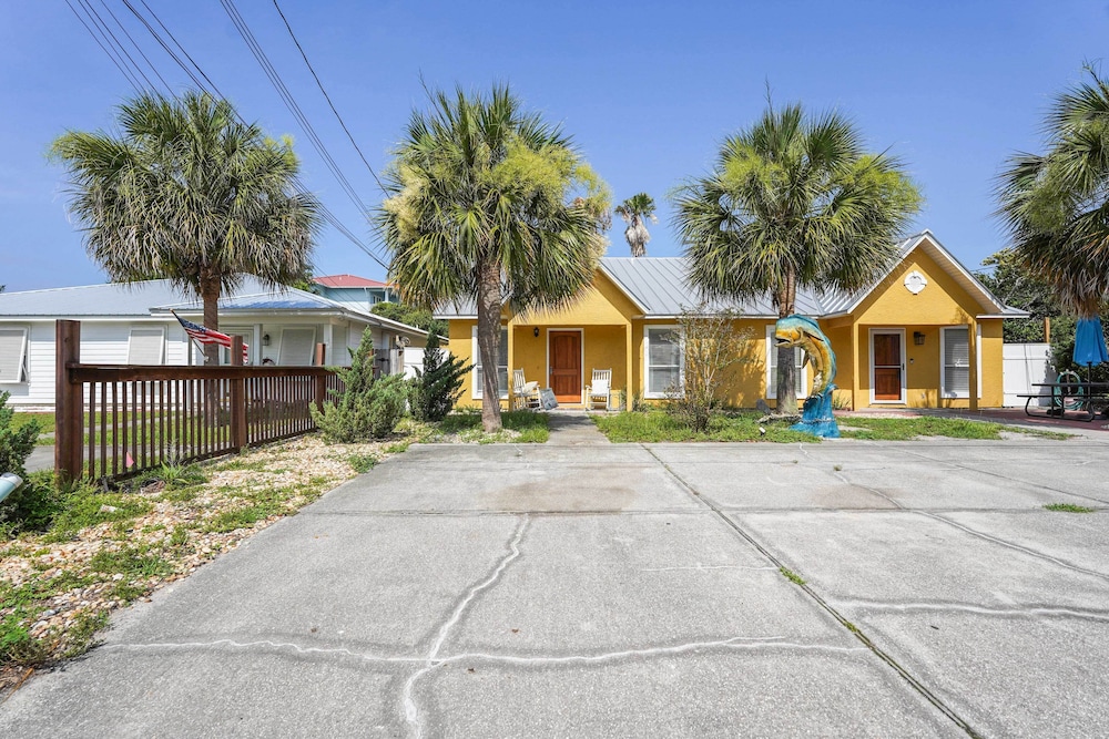 Breezy PCB Vacation Rental w/ Lanai, Walk to Ocean