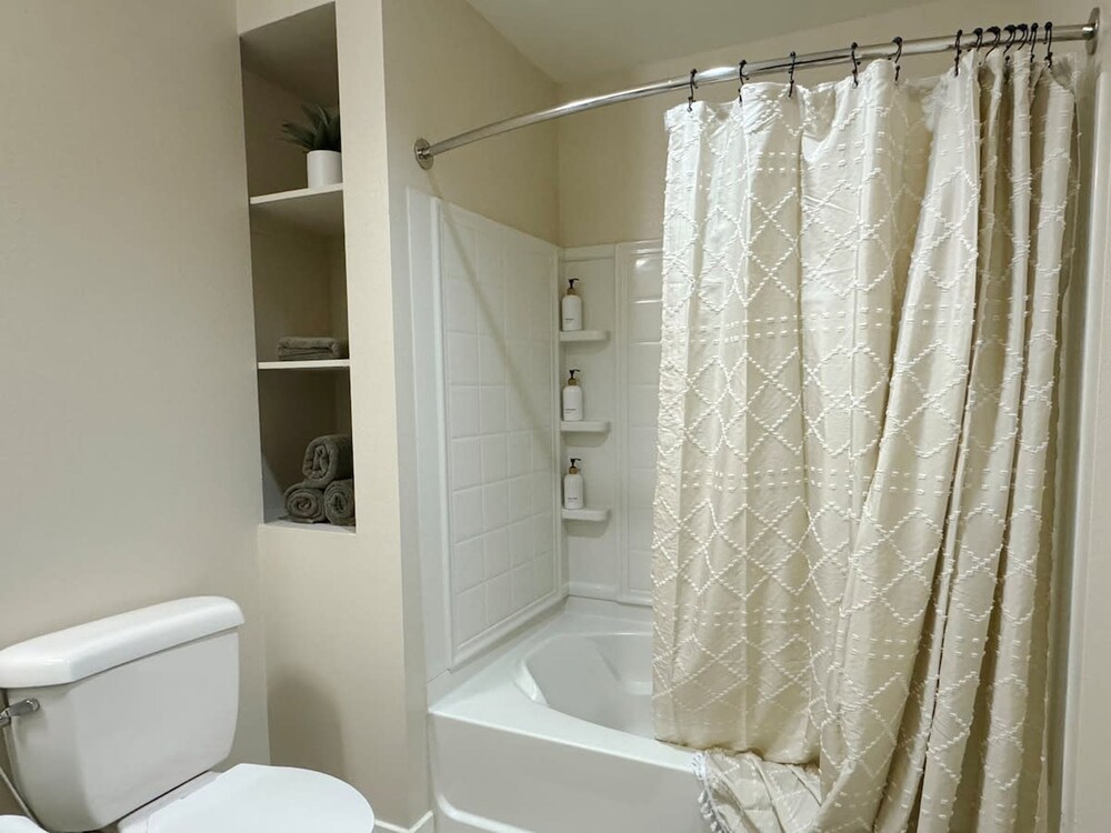 Stylish Retreat W Pool GYM Parking 10min to Cedars