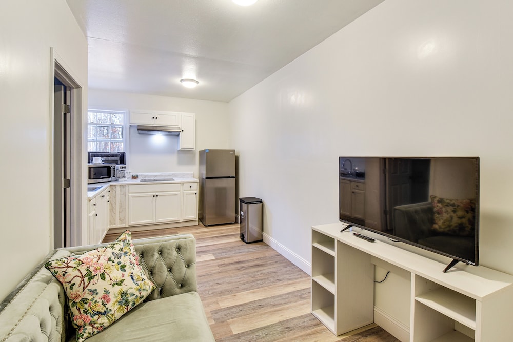 Hike & Sip in North Georgia: Apartment w/ Deck