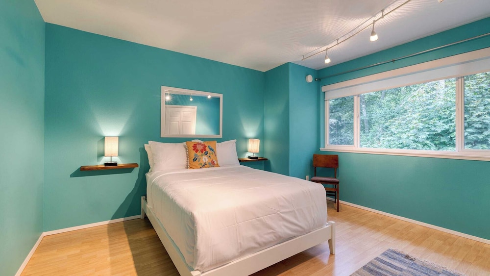 Stylish Forest Getaway on Whidbey Island Near Beaches, Wineries & Trails Cedarview Retreat by Avantstay