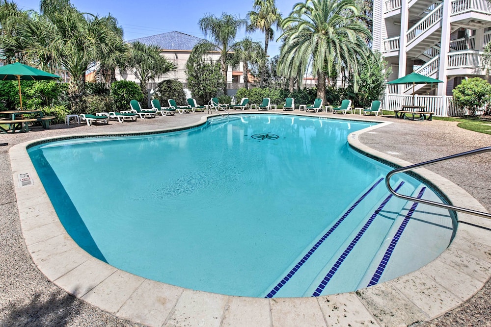 Steps to Beach: Galveston Condo w/ Balcony!