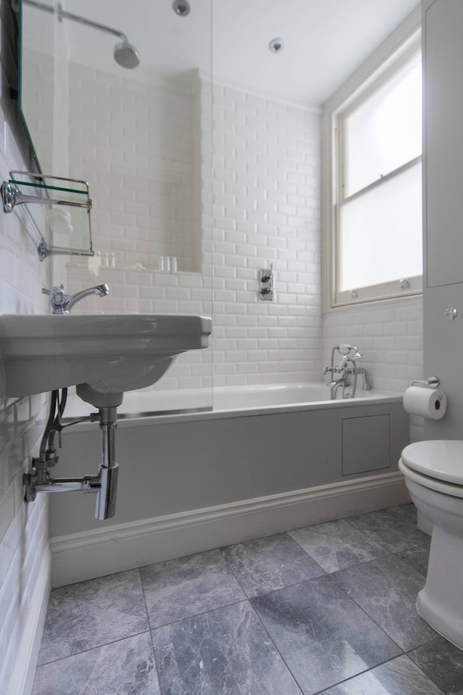 Cathcart Road IV by Onefinestay