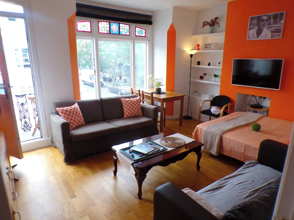 The Orange Housesleeps8-parking-pets&familyok-ac