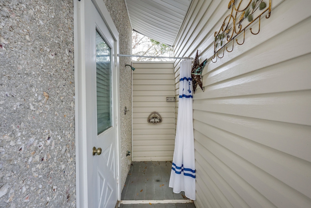 3 Mi to St Simons Beach: Gem w/ Pool Access & Deck