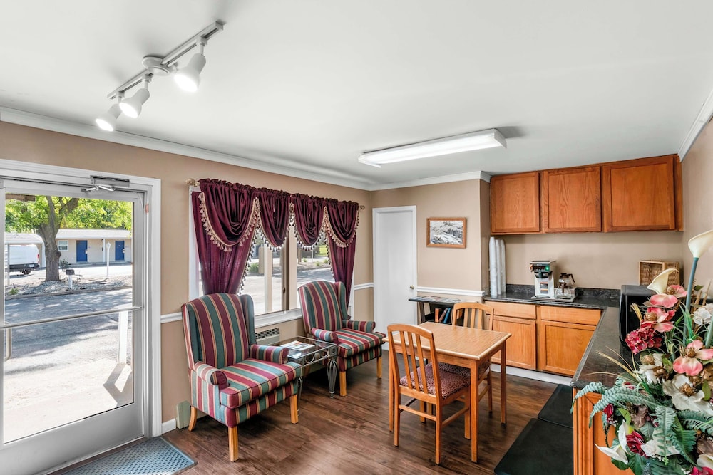 Americas Best Value Inn Jonesville Hillsdale view 2
