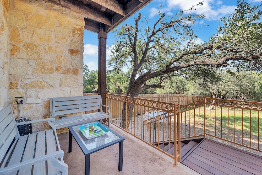 5 Mi to Lake Travis: Pet-friendly Home w/ Yard!