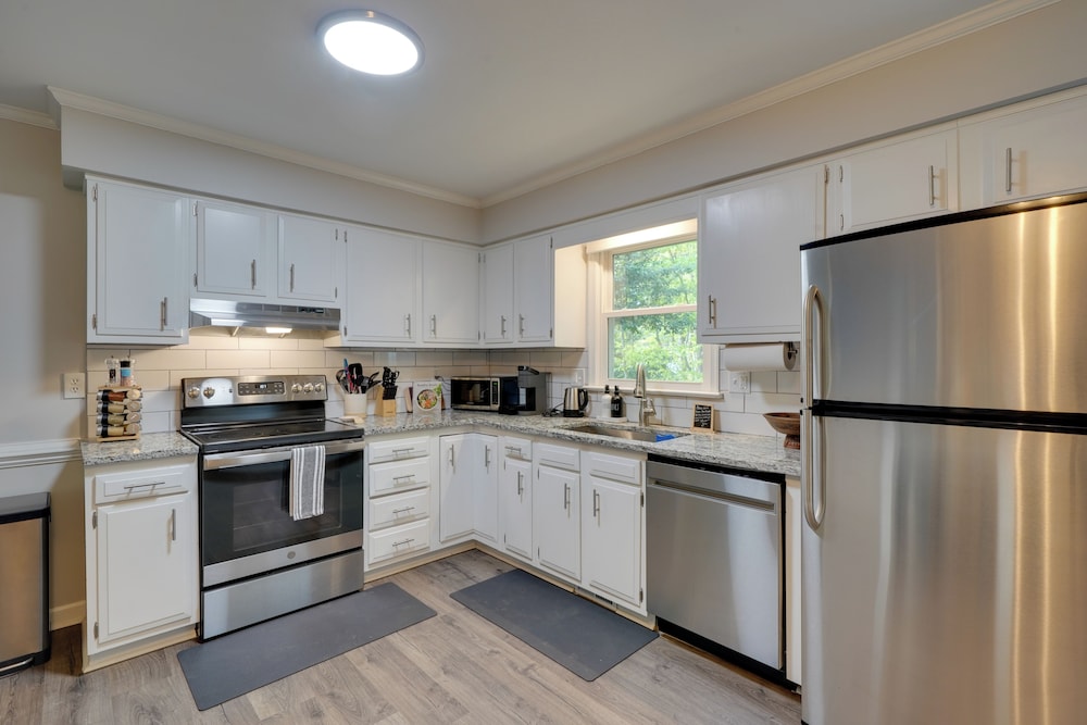 7 Mi to Dtwn Raleigh: Bbq-ready Townhome!