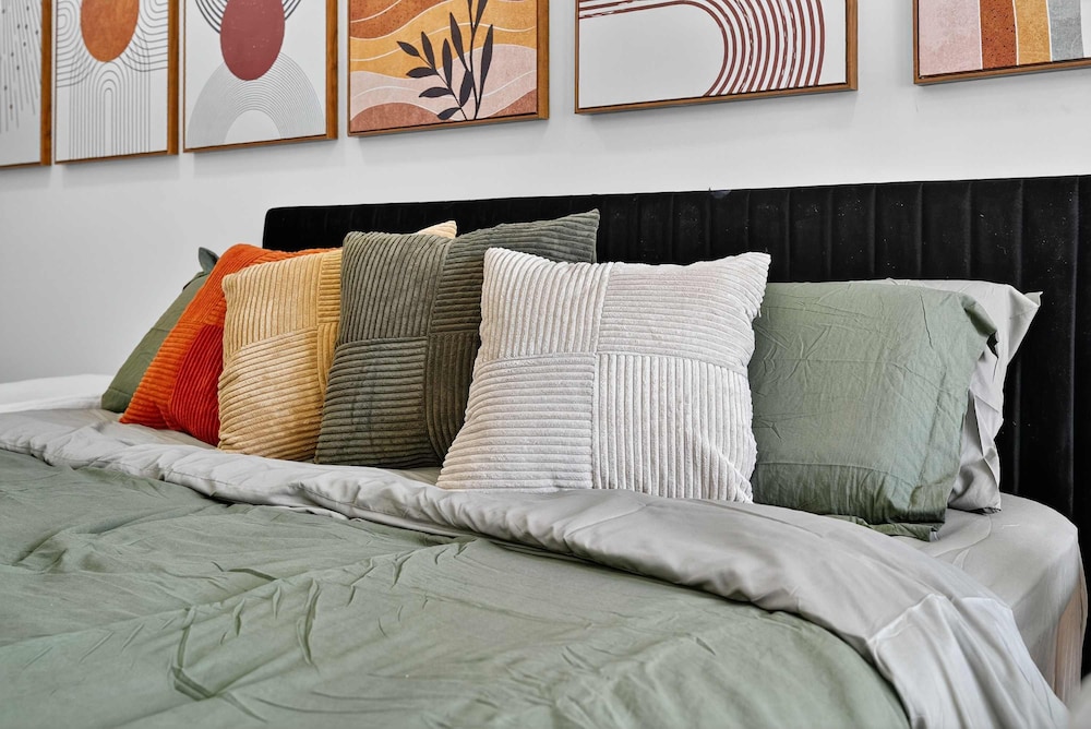 CBD Luxepad Penthouse Studio 1 King Bed Gorgeous Bay Views Pool Hottub Gym Restaurants
