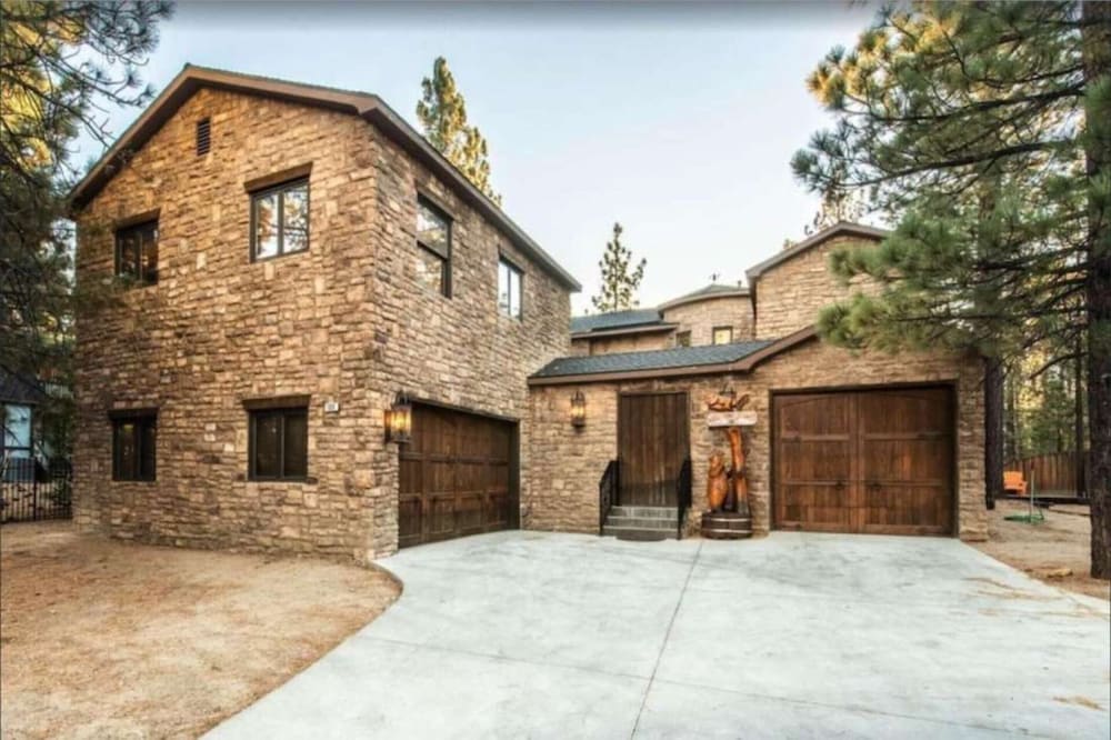 Big Bear Castle by Avantstay Private Home in Great Big Bear Location w/ Hot Tub