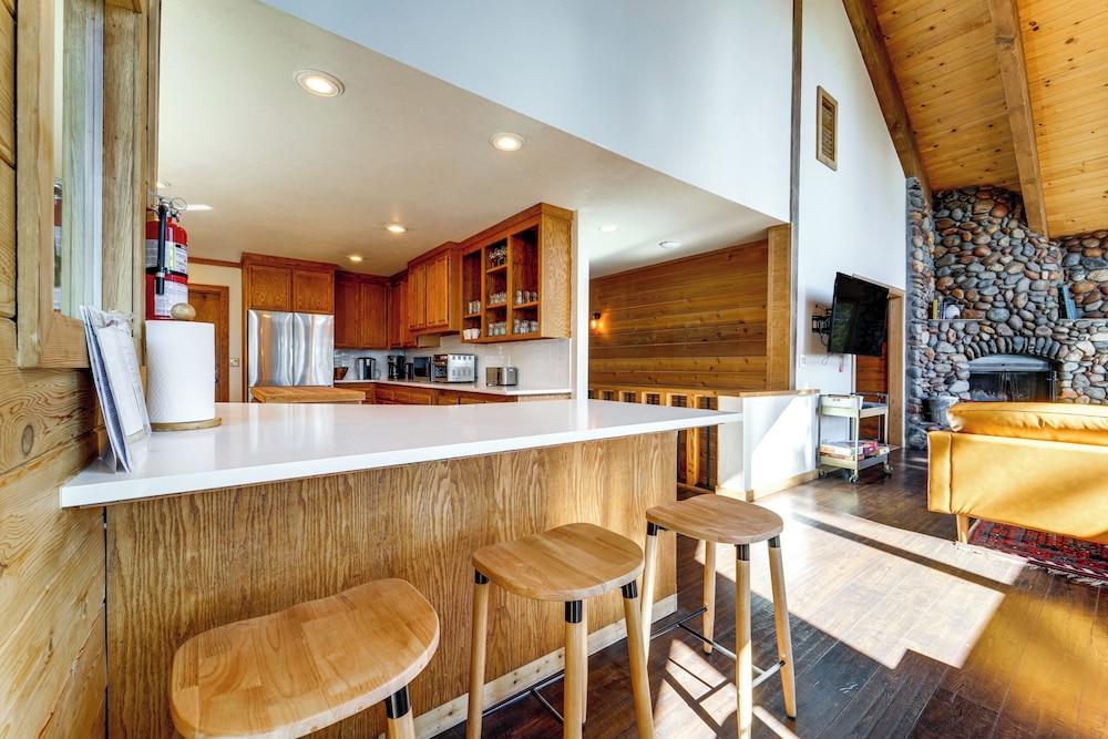 6 Mi to Ski Slopes! Family Tahoe Cabin w/ 3 Decks