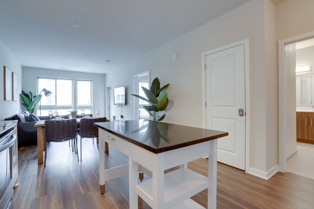 Fun & Comfort Await Alexandria Apartment