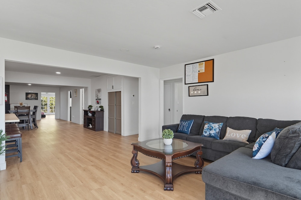 Peaceful Paradise Hills Retreat 6 Bedroom Home