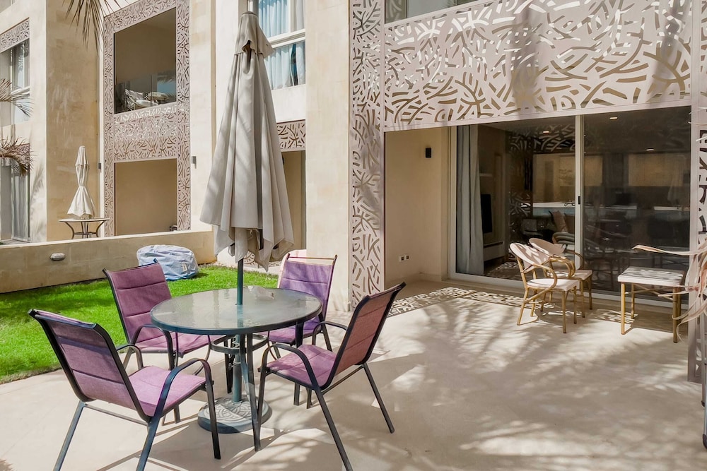 Xuru Stays I Exotic 1bdr w/ Outdoor Terrace Pool & Beach Access