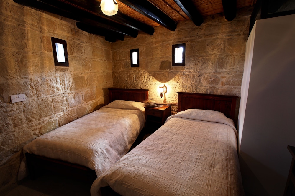 Leonidas Village Houses