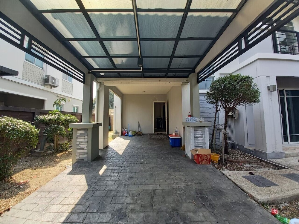 Spacious Entire House With Shared Fitness Room and Shared Indoor Pool in Club