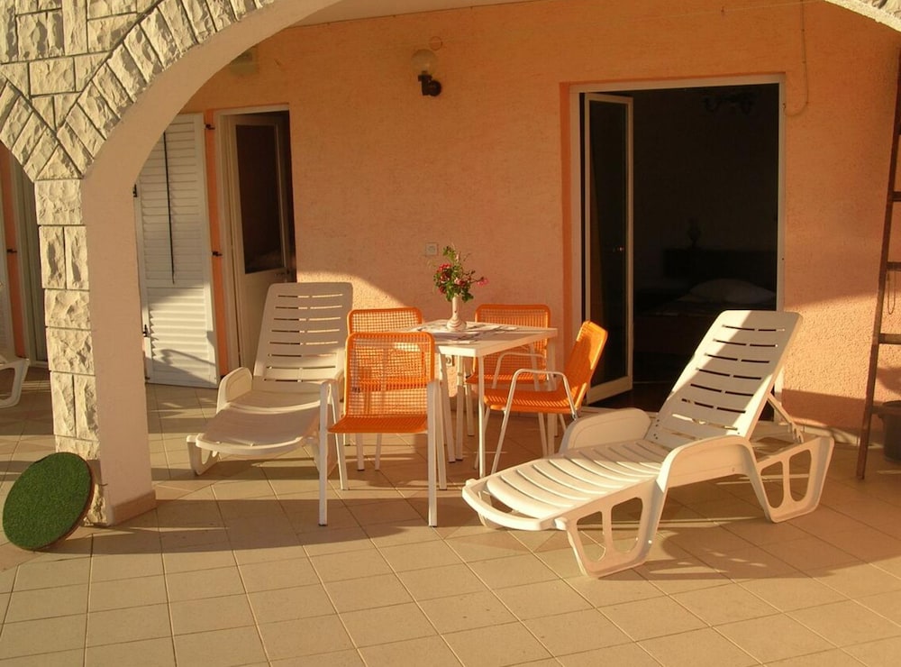 Apartment With Terrace and Sea View Brodarica