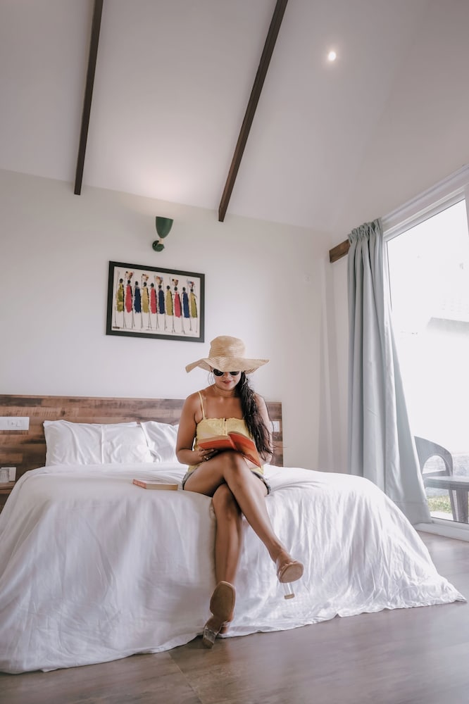 Gardenia Kanthalloor by VOYE HOMES